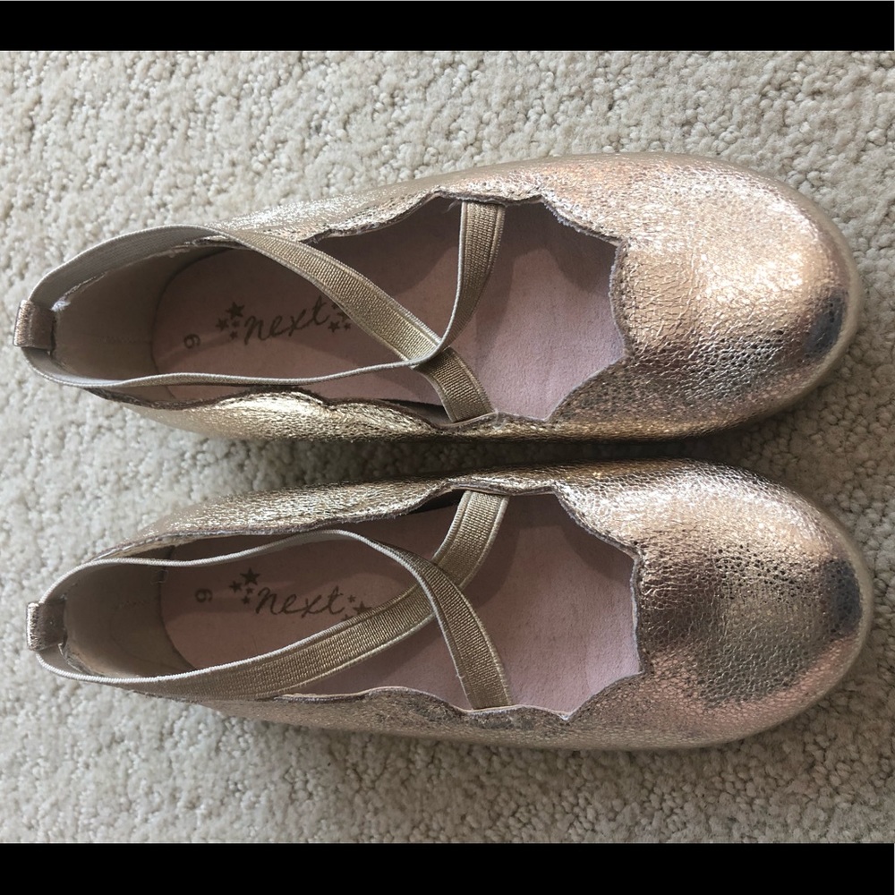 NWOB Scallop Edge Flat w Criss Cross Elastic